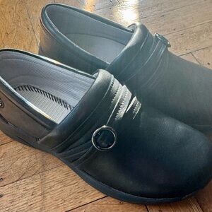 Nurse Mates Ceri Black Leather Nursing Clogs Slip Resistant Work Shoes